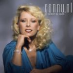 21-01-1985 Bonnie St. Clair at studio in Amsterdam. Photo: Govert de Roos/Connu

[keywords]Half Length, Eyecontact[/keywords]